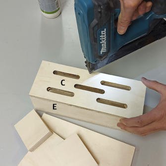 Perhoshotellin pihalle: Liimaa ja naulaa etuseinä kiinni. Perhoshotellin pihalle: Liimaa ja naulaa etuseinä kiinni.